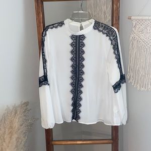 JUST FAB | White blouse w/ black lace | M